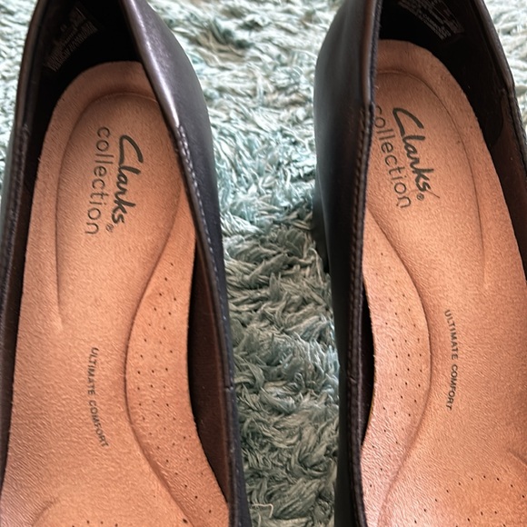 Clarks Bayla Skip Pump- new never worn black, size 8 wide - Picture 4 of 8